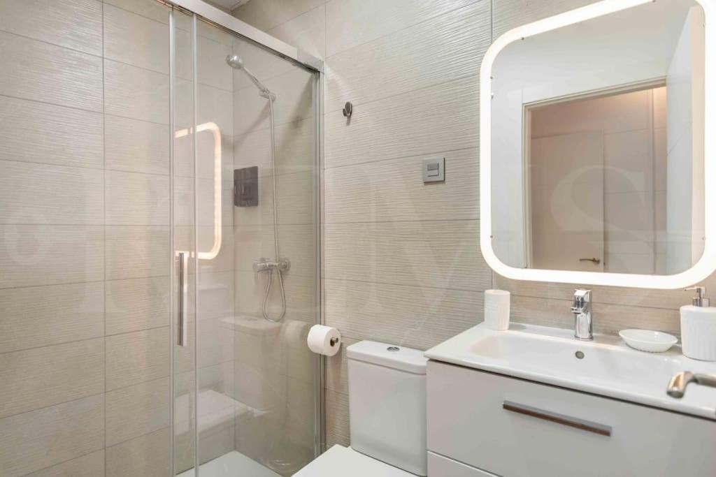 Fresh & Stylish Apartment With Parking By Rems Malaga Bagian luar foto