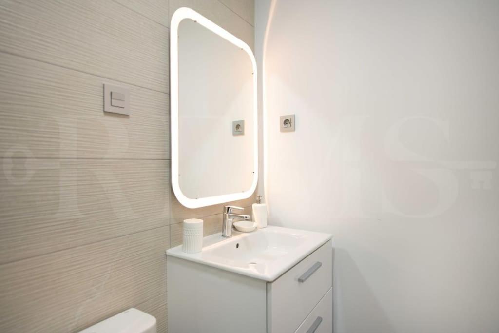 Fresh & Stylish Apartment With Parking By Rems Malaga Bagian luar foto