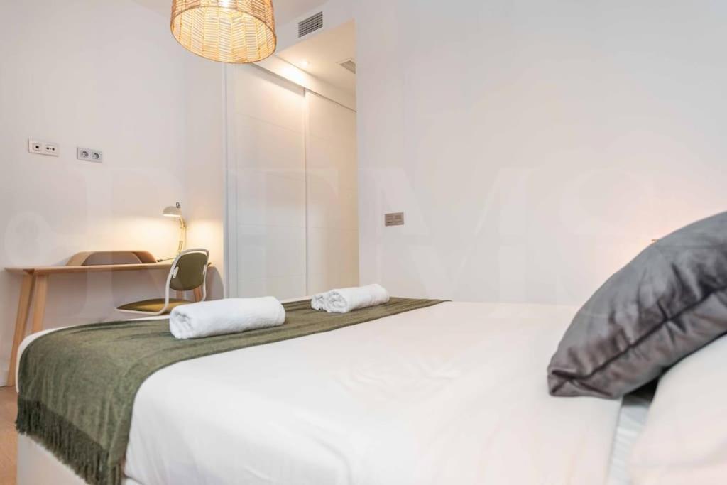 Fresh & Stylish Apartment With Parking By Rems Malaga Bagian luar foto