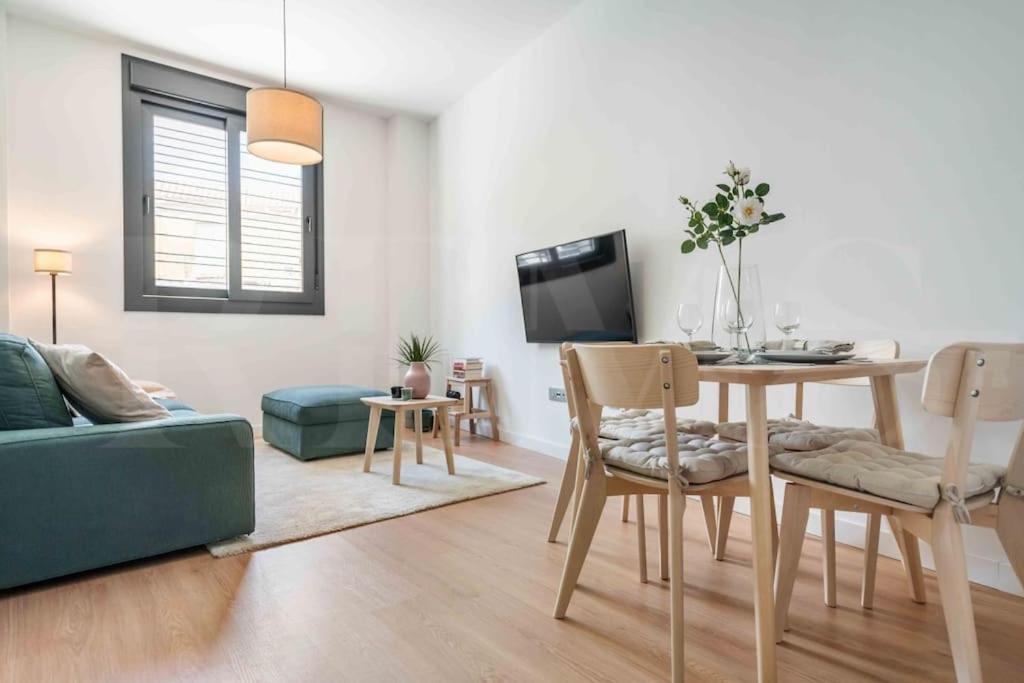 Fresh & Stylish Apartment With Parking By Rems Malaga Bagian luar foto