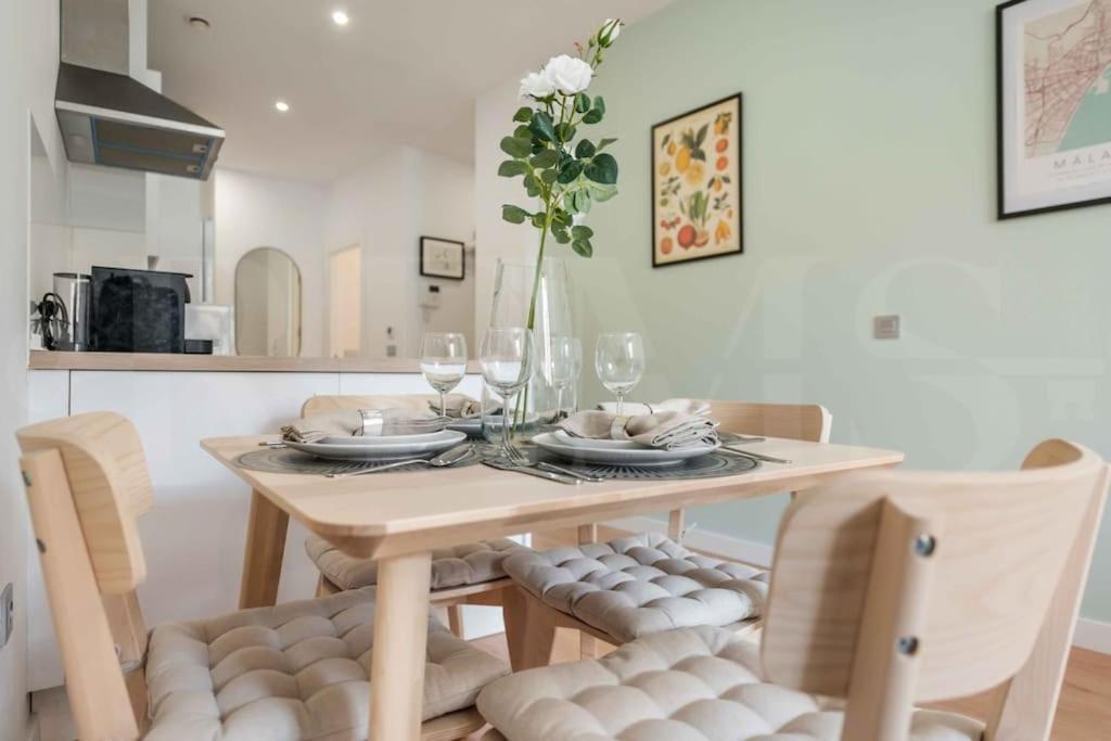 Fresh & Stylish Apartment With Parking By Rems Malaga Bagian luar foto