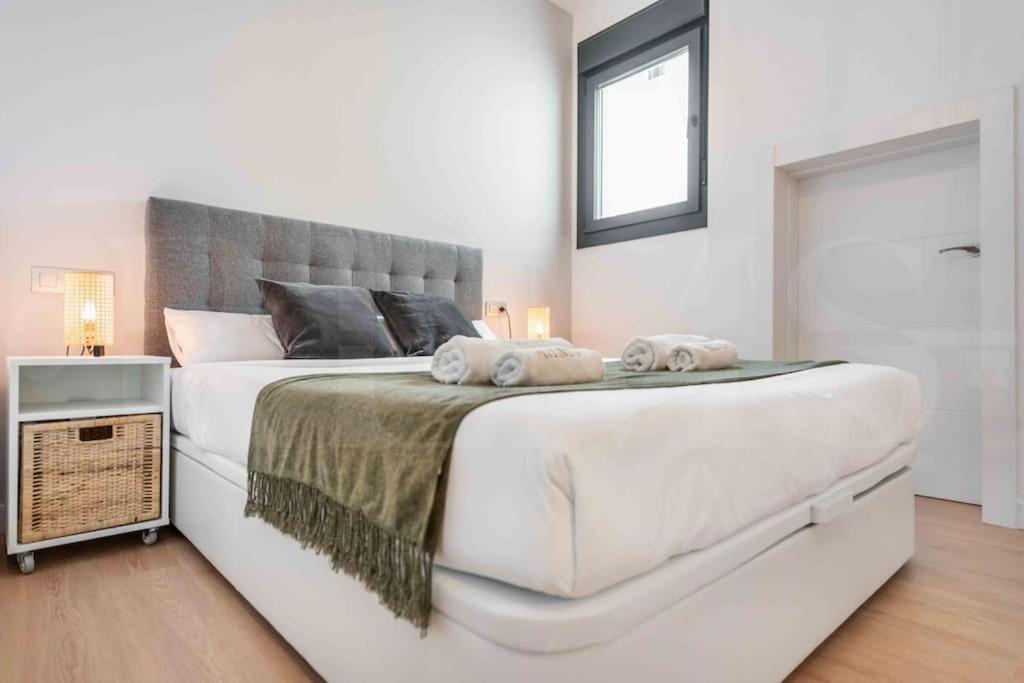 Fresh & Stylish Apartment With Parking By Rems Malaga Bagian luar foto