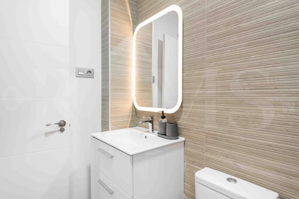 Fresh & Stylish Apartment With Parking By Rems Malaga Bagian luar foto