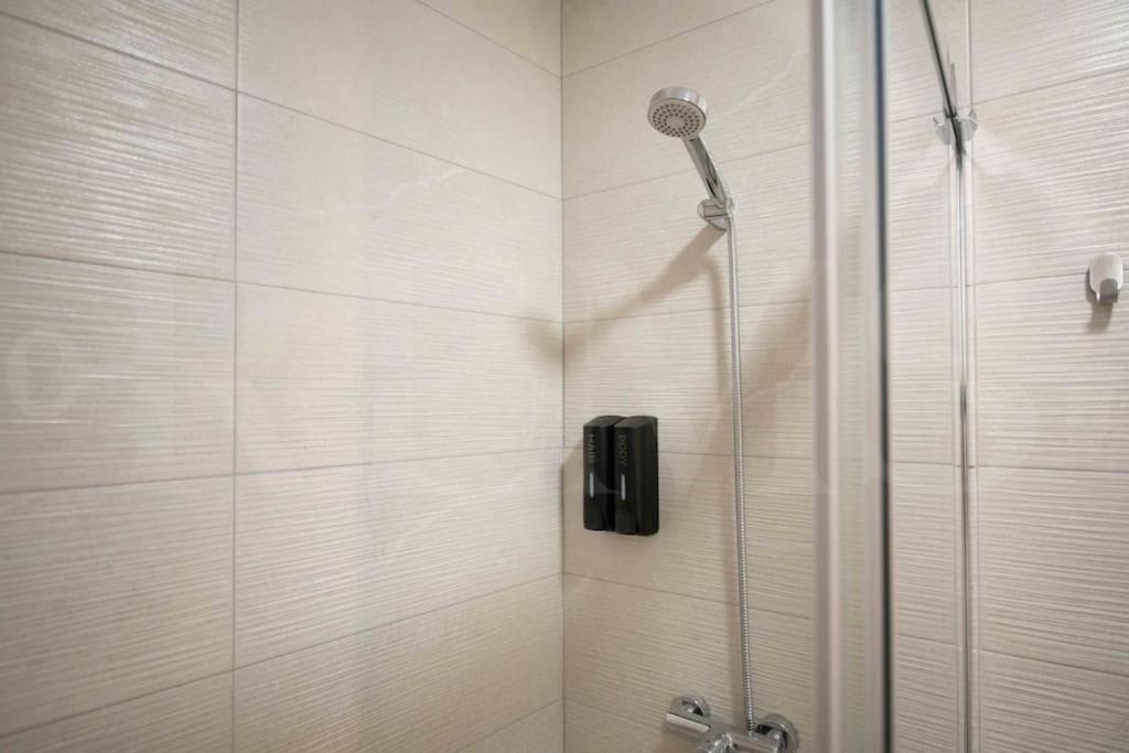 Fresh & Stylish Apartment With Parking By Rems Malaga Bagian luar foto
