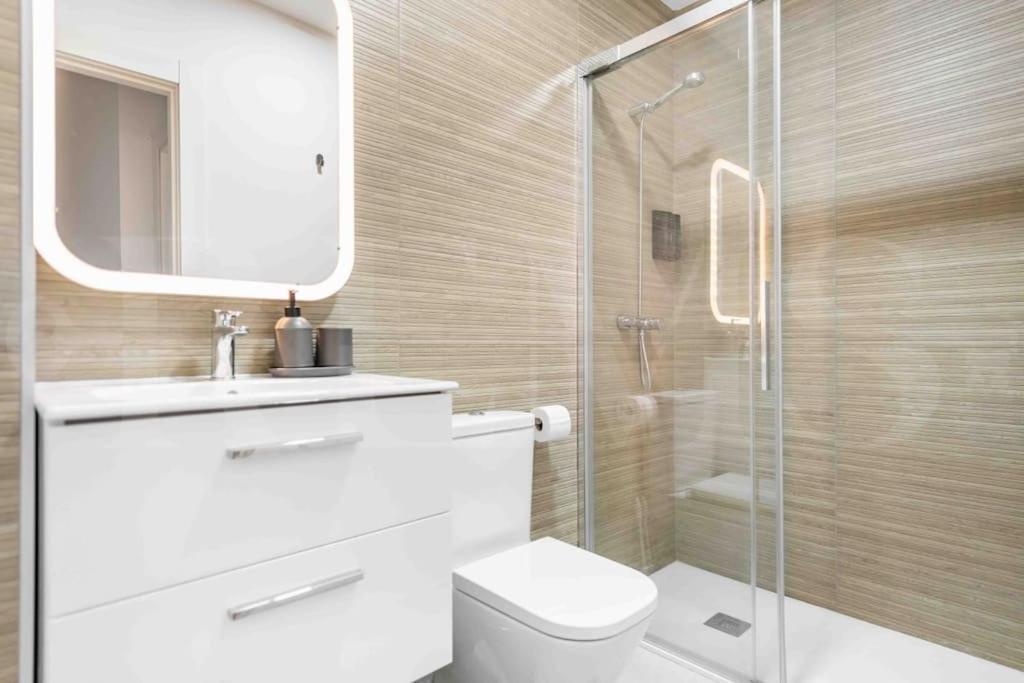 Fresh & Stylish Apartment With Parking By Rems Malaga Bagian luar foto