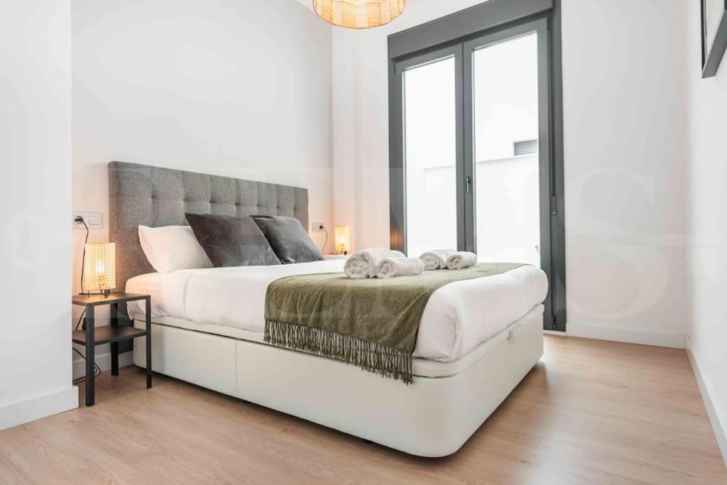 Fresh & Stylish Apartment With Parking By Rems Malaga Bagian luar foto